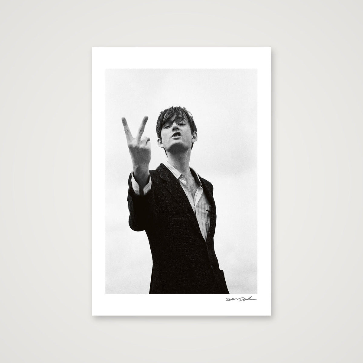 Jarvis Cocker - Pulp - V Sign - BW — 30×45cm, 12×18" Print only