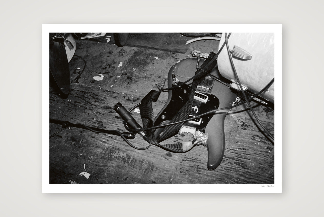 Kurt Cobain - Nirvana - Pyramid Club NYC - Walk Off — A0 (119×84cm, 47×33") Print only